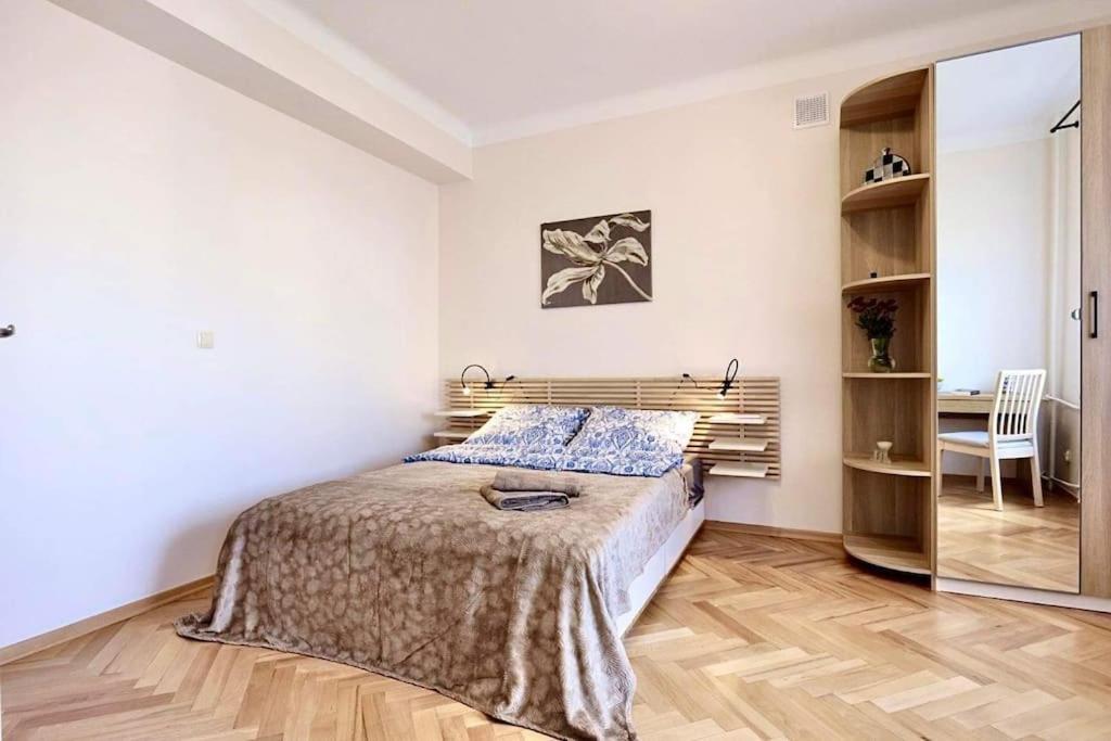 Plac Konstytucji 4, Centrum